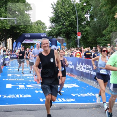 29.06.2025 - hella hamburg halbmarathon Zöllner http://msf.ph/oto/8228575 29.06.2025 10:53:21 Ziel 1683, 2074, 2354, 4065, 7312, 7383, 8273, 8361, 9142, 11844, 12490, 12875, 15179, 15681, 15838, 16929, 18134, 18901 meine-sportfotos.de