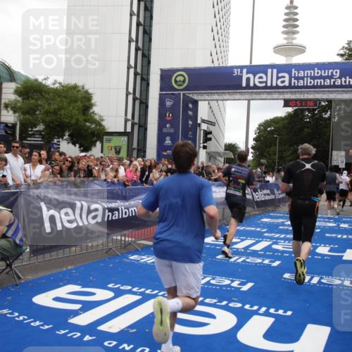 29.06.2025 - hella hamburg halbmarathon Michael Strokosch http://msf.ph/oto/8228608 29.06.2025 10:51:35 Ziel 1335, 5820, 7943, 10691, 11422, 13403, 13792, 15871, 17131 meine-sportfotos.de