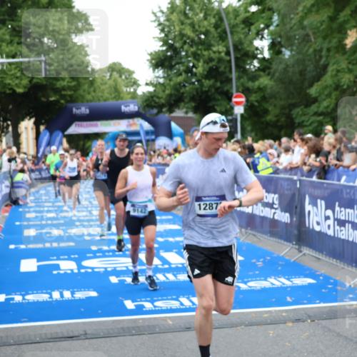 29.06.2025 - hella hamburg halbmarathon Zöllner http://msf.ph/oto/8228704 29.06.2025 10:53:23 Ziel 1683, 1727, 2074, 2354, 4065, 6942, 7312, 8651, 9142, 11844, 12490, 12875, 15179, 15681, 15838, 18134, 18901 meine-sportfotos.de