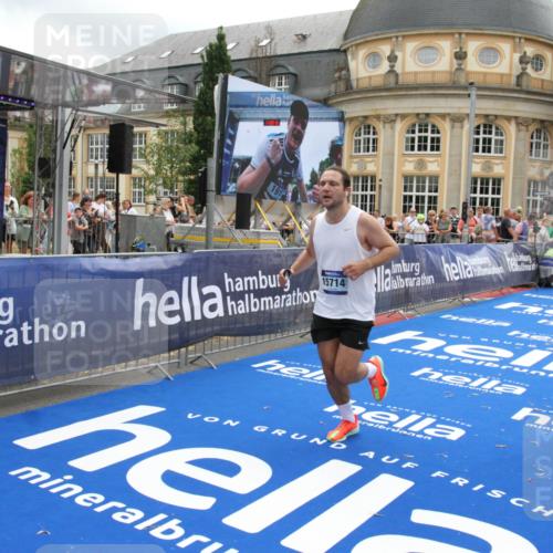 29.06.2025 - hella hamburg halbmarathon Michael Strokosch http://msf.ph/oto/8228732 29.06.2025 10:46:45 Ziel 1920, 1942, 3976, 6630, 9051, 13554, 14541, 15026, 15714, 15900, 16175, 17743, 17865, 18297, 19128 meine-sportfotos.de