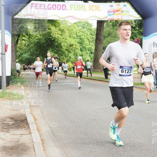 29.06.2025 - hella hamburg halbmarathon MichiJ http://msf.ph/oto/8228734 29.06.2025 10:26:10 Zwischen KM18-KM19 2404, 6047, 6123, 7310, 9914, 10451, 10680, 15261, 17125, 18216 meine-sportfotos.de