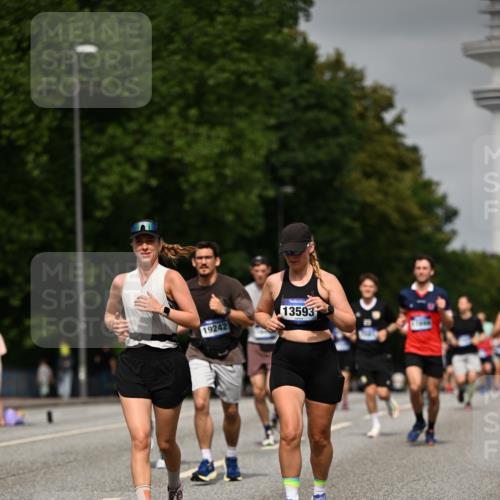 29.06.2025 - hella hamburg halbmarathon Dr. Thomas Lammeyer http://msf.ph/oto/8228786 29.06.2025 10:13:19 Kennedybrücke 1823, 3762, 4592, 7081, 9297, 9306, 10035, 10194, 10819, 11067 meine-sportfotos.de