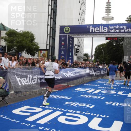 29.06.2025 - hella hamburg halbmarathon Michael Strokosch http://msf.ph/oto/8228826 29.06.2025 10:51:37 Ziel 1335, 5008, 7943, 10691, 13327, 13403, 17131, 19007 meine-sportfotos.de