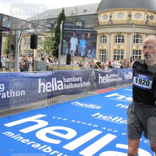 29.06.2025 - hella hamburg halbmarathon Michael Strokosch http://msf.ph/oto/8228827 29.06.2025 10:46:46 Ziel 1920, 1942, 3976, 6630, 11858, 13554, 14541, 15026, 15714, 15900, 16175, 17353, 17743, 17865, 18297, 19128 meine-sportfotos.de