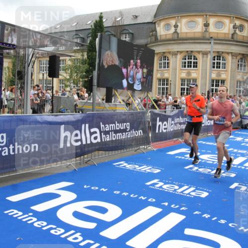 29.06.2025 - hella hamburg halbmarathon Michael Strokosch http://msf.ph/oto/8228899 29.06.2025 10:46:48 Ziel 1942, 3976, 6630, 11858, 13940, 14541, 15900, 16175, 17353, 17669, 17743, 17865, 19128 meine-sportfotos.de