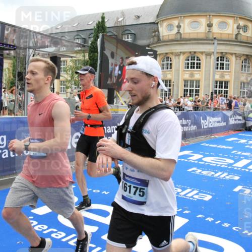 29.06.2025 - hella hamburg halbmarathon Michael Strokosch http://msf.ph/oto/8228950 29.06.2025 10:46:49 Ziel 3976, 6630, 11858, 13940, 14541, 15900, 16175, 17353, 17492, 17669, 17743, 17865, 19128 meine-sportfotos.de