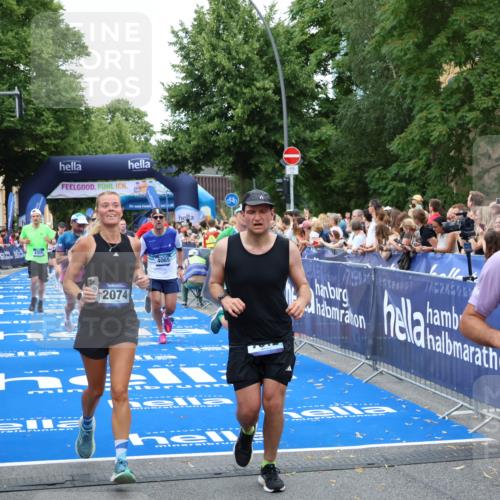 29.06.2025 - hella hamburg halbmarathon Zöllner http://msf.ph/oto/8228967 29.06.2025 10:53:25 Ziel 1683, 1727, 2074, 2354, 4065, 6198, 6629, 6942, 7312, 8651, 11844, 12490, 13997, 15681, 15838, 18134, 18901 meine-sportfotos.de