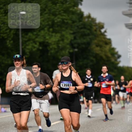 29.06.2025 - hella hamburg halbmarathon Dr. Thomas Lammeyer http://msf.ph/oto/8228985 29.06.2025 10:13:19 Kennedybrücke 1823, 3762, 4592, 7081, 9297, 9306, 10035, 10194, 10819, 11067 meine-sportfotos.de