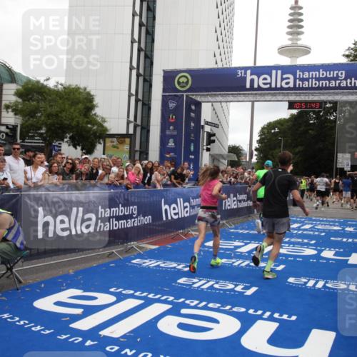 29.06.2025 - hella hamburg halbmarathon Michael Strokosch http://msf.ph/oto/8229042 29.06.2025 10:51:42 Ziel 5008, 10691, 13327, 14012, 14458, 15496, 19007, 19020 meine-sportfotos.de