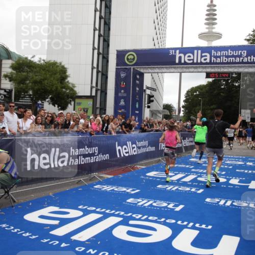 29.06.2025 - hella hamburg halbmarathon Michael Strokosch http://msf.ph/oto/8229085 29.06.2025 10:51:42 Ziel 5008, 10691, 13327, 14012, 14458, 15496, 19007, 19020 meine-sportfotos.de