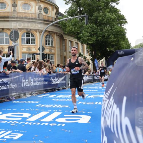 29.06.2025 - hella hamburg halbmarathon Strokosch-Dieckow http://msf.ph/oto/8229120 29.06.2025 10:32:25 Ziel 5070, 5746, 7845, 8883, 10484, 11745, 13199, 16957, 18135, 18562, 18563 meine-sportfotos.de