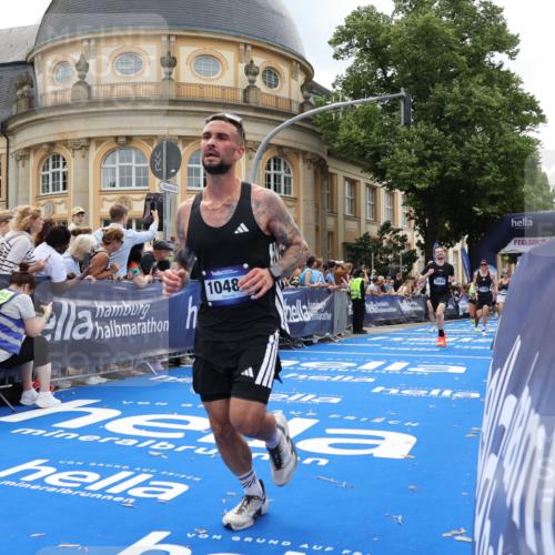 29.06.2025 - hella hamburg halbmarathon Strokosch-Dieckow http://msf.ph/oto/8229231 29.06.2025 10:32:26 Ziel 1707, 5070, 5746, 7845, 8883, 10484, 11745, 11877, 13199, 16957, 18135, 18562, 18563 meine-sportfotos.de
