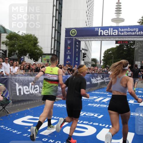 29.06.2025 - hella hamburg halbmarathon Michael Strokosch http://msf.ph/oto/8229241 29.06.2025 10:51:44 Ziel 5008, 6286, 13327, 14012, 14458, 15496, 15831, 15899, 19007, 19020 meine-sportfotos.de