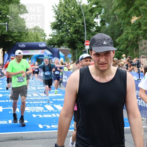 29.06.2025 - hella hamburg halbmarathon Zöllner http://msf.ph/oto/8229244 29.06.2025 10:53:28 Ziel 1683, 1727, 2354, 4065, 6198, 6629, 6942, 8651, 11068, 11844, 12490, 12909, 13912, 13997, 15838, 18134 meine-sportfotos.de