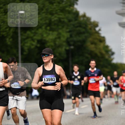29.06.2025 - hella hamburg halbmarathon Dr. Thomas Lammeyer http://msf.ph/oto/8229266 29.06.2025 10:13:20 Kennedybrücke 1823, 3762, 4592, 7081, 9297, 9306, 10035, 10194, 10819, 11067 meine-sportfotos.de