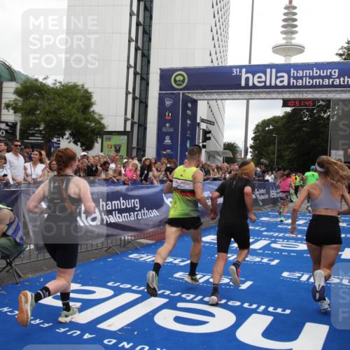 29.06.2025 - hella hamburg halbmarathon Michael Strokosch http://msf.ph/oto/8229292 29.06.2025 10:51:44 Ziel 5008, 6286, 13327, 14012, 14458, 15496, 15831, 15899, 19007, 19020 meine-sportfotos.de