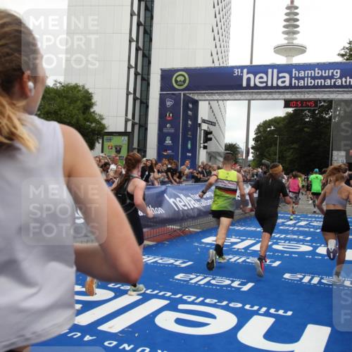 29.06.2025 - hella hamburg halbmarathon Michael Strokosch http://msf.ph/oto/8229304 29.06.2025 10:51:44 Ziel 5008, 6286, 13327, 14012, 14458, 15496, 15831, 15899, 19007, 19020 meine-sportfotos.de