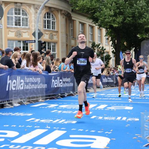 29.06.2025 - hella hamburg halbmarathon Strokosch-Dieckow http://msf.ph/oto/8229305 29.06.2025 10:32:27 Ziel 1707, 5070, 5746, 7845, 8883, 10484, 11745, 11877, 13199, 16957, 18135, 18562, 18563 meine-sportfotos.de