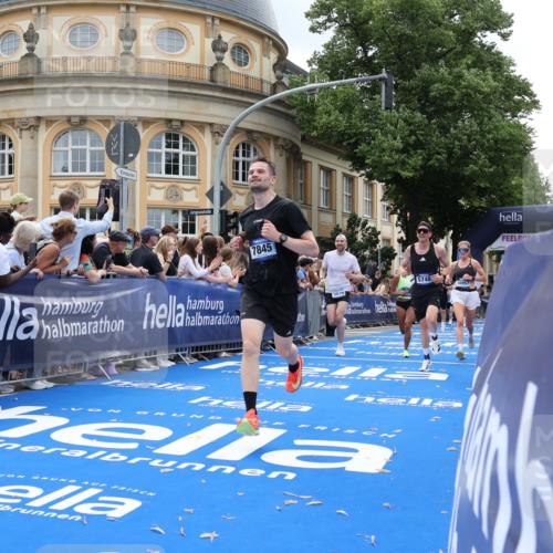 29.06.2025 - hella hamburg halbmarathon Strokosch-Dieckow http://msf.ph/oto/8229326 29.06.2025 10:32:28 Ziel 1707, 5070, 5746, 7845, 8883, 10484, 11745, 11877, 13199, 14293, 14908, 16957, 18135, 18562, 18563 meine-sportfotos.de