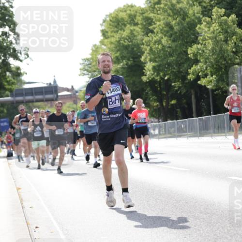 29.06.2025 - hella hamburg halbmarathon Jannik Wohlers http://msf.ph/oto/8229336 29.06.2025 09:52:06 Lombardsbrücke 1139, 1169, 1220, 1468, 1512, 3618, 3852, 4565, 4871, 4915, 5011, 6550, 7067, 7432, 7865, 7961, 8852, 9348, 10099, 10493, 10741, 10796, 11062, 11495, 11679, 11779, 12046, 12365, 12723, 12772, 13403, 13614, 14257, 14449, 14703, 14813, 15233, 15247, 15808, 15813, 16338, 16591, 16592, 17000, 17281, 17391, 17846, 17926, 18560, 18632, 18637, 18680, 18775, 18982 meine-sportfotos.de