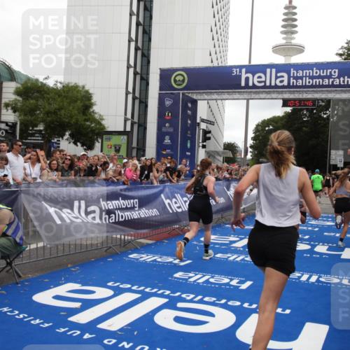 29.06.2025 - hella hamburg halbmarathon Michael Strokosch http://msf.ph/oto/8229337 29.06.2025 10:51:45 Ziel 5008, 6286, 13327, 14012, 14458, 15496, 15831, 15899, 19007, 19020 meine-sportfotos.de