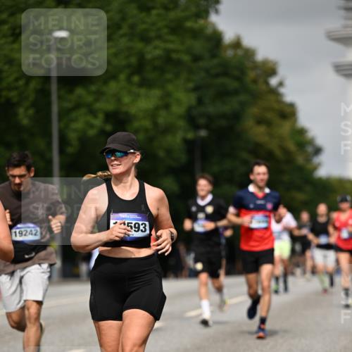 29.06.2025 - hella hamburg halbmarathon Dr. Thomas Lammeyer http://msf.ph/oto/8229364 29.06.2025 10:13:20 Kennedybrücke 1823, 3762, 4592, 7081, 9297, 9306, 10035, 10194, 10819, 11067 meine-sportfotos.de