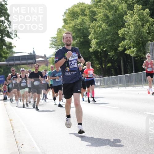 29.06.2025 - hella hamburg halbmarathon Jannik Wohlers http://msf.ph/oto/8229386 29.06.2025 09:52:06 Lombardsbrücke 1139, 1169, 1220, 1468, 1512, 3618, 3852, 4565, 4871, 4915, 5011, 6550, 7067, 7432, 7865, 7961, 8852, 9348, 10099, 10493, 10741, 10796, 11062, 11495, 11679, 11779, 12046, 12365, 12723, 12772, 13403, 13614, 14257, 14449, 14703, 14813, 15233, 15247, 15808, 15813, 16338, 16591, 16592, 17000, 17281, 17391, 17846, 17926, 18560, 18632, 18637, 18680, 18775, 18982 meine-sportfotos.de