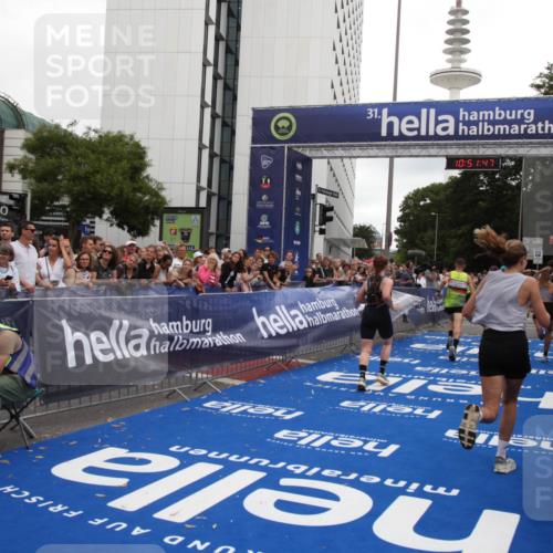 29.06.2025 - hella hamburg halbmarathon Michael Strokosch http://msf.ph/oto/8229387 29.06.2025 10:51:45 Ziel 5008, 6286, 13327, 14012, 14458, 15496, 15831, 15899, 19007, 19020 meine-sportfotos.de