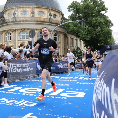 29.06.2025 - hella hamburg halbmarathon Strokosch-Dieckow http://msf.ph/oto/8229396 29.06.2025 10:32:28 Ziel 1707, 5070, 5746, 7845, 8883, 10484, 11745, 11877, 13199, 14293, 14908, 16957, 18135, 18562, 18563 meine-sportfotos.de