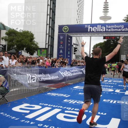 29.06.2025 - hella hamburg halbmarathon Michael Strokosch http://msf.ph/oto/8229415 29.06.2025 10:51:47 Ziel 2396, 6286, 7224, 8710, 8819, 12224, 14012, 14458, 15496, 15727, 15831, 15899, 17682, 19020, 19053 meine-sportfotos.de