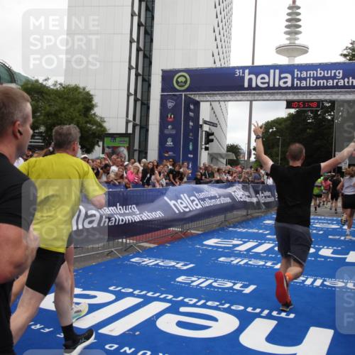 29.06.2025 - hella hamburg halbmarathon Michael Strokosch http://msf.ph/oto/8229424 29.06.2025 10:51:47 Ziel 2396, 6286, 7224, 8710, 8819, 12224, 14012, 14458, 15496, 15727, 15831, 15899, 17682, 19020, 19053 meine-sportfotos.de