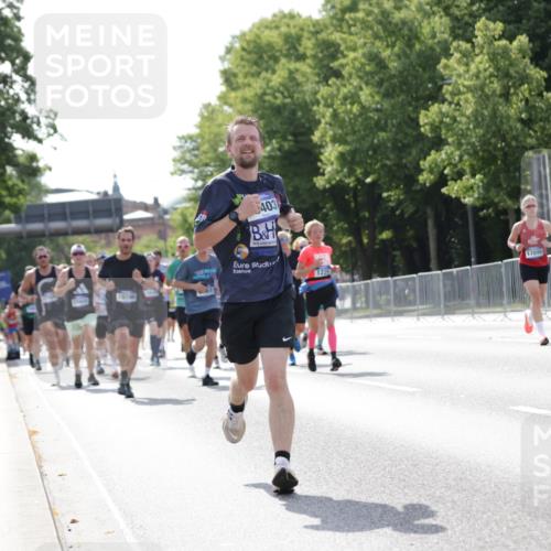 29.06.2025 - hella hamburg halbmarathon Jannik Wohlers http://msf.ph/oto/8229435 29.06.2025 09:52:06 Lombardsbrücke 1139, 1169, 1220, 1468, 1512, 3618, 3852, 4565, 4871, 4915, 5011, 6550, 7067, 7432, 7865, 7961, 8852, 9348, 10099, 10493, 10741, 10796, 11062, 11495, 11679, 11779, 12046, 12365, 12723, 12772, 13403, 13614, 14257, 14449, 14703, 14813, 15233, 15247, 15808, 15813, 16338, 16591, 16592, 17000, 17281, 17391, 17846, 17926, 18560, 18632, 18637, 18680, 18775, 18982 meine-sportfotos.de