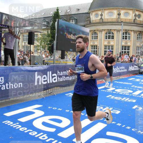 29.06.2025 - hella hamburg halbmarathon Michael Strokosch http://msf.ph/oto/8229497 29.06.2025 10:46:55 Ziel 4091, 11858, 13940, 14385, 17172, 17353, 17492, 17669, 17892, 19105 meine-sportfotos.de