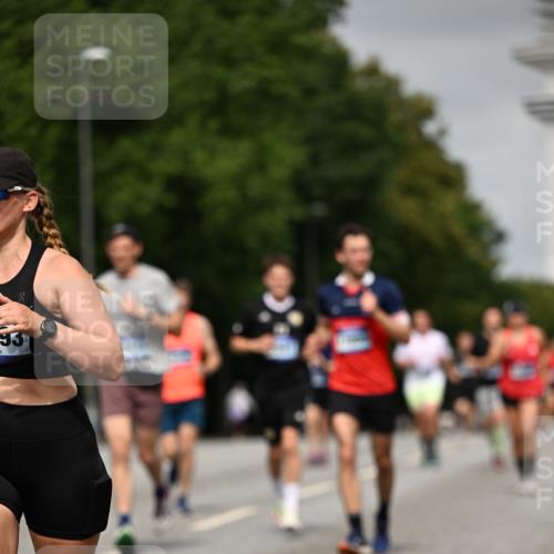 29.06.2025 - hella hamburg halbmarathon Dr. Thomas Lammeyer http://msf.ph/oto/8229516 29.06.2025 10:13:21 Kennedybrücke 1823, 3762, 4592, 7081, 9297, 9306, 10035, 10194, 10819, 11067 meine-sportfotos.de