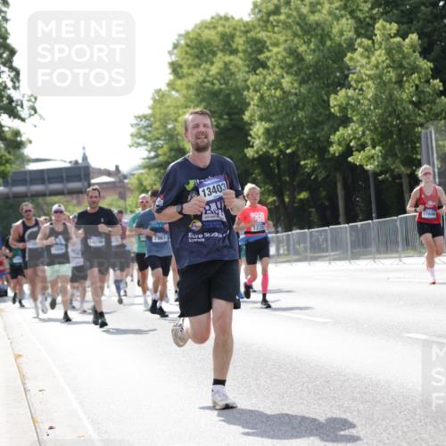 29.06.2025 - hella hamburg halbmarathon Jannik Wohlers http://msf.ph/oto/8229538 29.06.2025 09:52:06 Lombardsbrücke 1139, 1169, 1220, 1468, 1512, 3618, 3852, 4565, 4871, 4915, 5011, 6550, 7067, 7432, 7865, 7961, 8852, 9348, 10099, 10493, 10741, 10796, 11062, 11495, 11679, 11779, 12046, 12365, 12723, 12772, 13403, 13614, 14257, 14449, 14703, 14813, 15233, 15247, 15808, 15813, 16338, 16591, 16592, 17000, 17281, 17391, 17846, 17926, 18560, 18632, 18637, 18680, 18775, 18982 meine-sportfotos.de