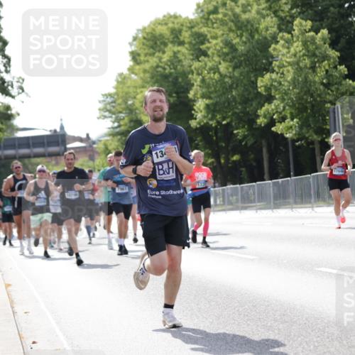 29.06.2025 - hella hamburg halbmarathon Jannik Wohlers http://msf.ph/oto/8229598 29.06.2025 09:52:06 Lombardsbrücke 1139, 1169, 1220, 1468, 1512, 3618, 3852, 4565, 4871, 4915, 5011, 6550, 7067, 7432, 7865, 7961, 8852, 9348, 10099, 10493, 10741, 10796, 11062, 11495, 11679, 11779, 12046, 12365, 12723, 12772, 13403, 13614, 14257, 14449, 14703, 14813, 15233, 15247, 15808, 15813, 16338, 16591, 16592, 17000, 17281, 17391, 17846, 17926, 18560, 18632, 18637, 18680, 18775, 18982 meine-sportfotos.de