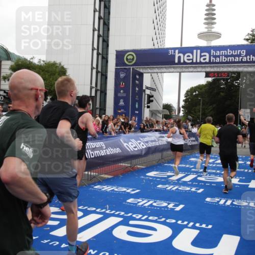 29.06.2025 - hella hamburg halbmarathon Michael Strokosch http://msf.ph/oto/8229609 29.06.2025 10:51:49 Ziel 2396, 6286, 7224, 8710, 8819, 12224, 14458, 15427, 15496, 15727, 15831, 15899, 16907, 17682, 19053 meine-sportfotos.de