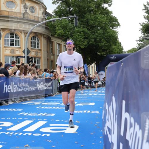 29.06.2025 - hella hamburg halbmarathon Strokosch-Dieckow http://msf.ph/oto/8229638 29.06.2025 10:32:34 Ziel 1707, 1990, 11745, 11877, 12987, 13199, 13961, 14293, 14908, 16619, 17117, 18135, 18562, 18563 meine-sportfotos.de