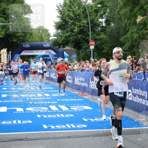 29.06.2025 - hella hamburg halbmarathon Zöllner http://msf.ph/oto/8229644 29.06.2025 10:53:33 Ziel 1030, 1061, 1098, 1499, 1783, 2070, 5866, 6198, 6628, 6629, 11068, 12909, 13912, 13997, 15113, 15497, 17710, 18450, 18612 meine-sportfotos.de