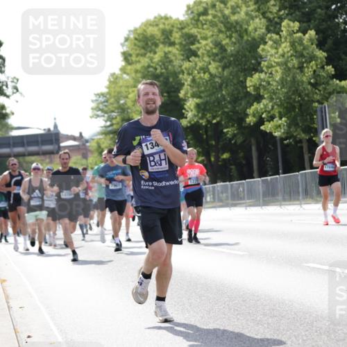 29.06.2025 - hella hamburg halbmarathon Jannik Wohlers http://msf.ph/oto/8229656 29.06.2025 09:52:06 Lombardsbrücke 1139, 1169, 1220, 1468, 1512, 3618, 3852, 4565, 4871, 4915, 5011, 6550, 7067, 7432, 7865, 7961, 8852, 9348, 10099, 10493, 10741, 10796, 11062, 11495, 11679, 11779, 12046, 12365, 12723, 12772, 13403, 13614, 14257, 14449, 14703, 14813, 15233, 15247, 15808, 15813, 16338, 16591, 16592, 17000, 17281, 17391, 17846, 17926, 18560, 18632, 18637, 18680, 18775, 18982 meine-sportfotos.de