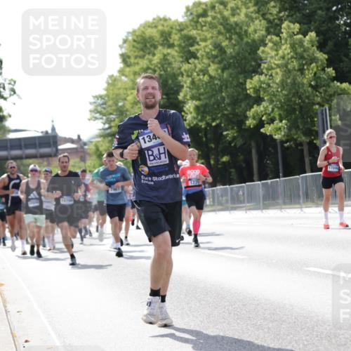 29.06.2025 - hella hamburg halbmarathon Jannik Wohlers http://msf.ph/oto/8229711 29.06.2025 09:52:06 Lombardsbrücke 1139, 1169, 1220, 1468, 1512, 3618, 3852, 4565, 4871, 4915, 5011, 6550, 7067, 7432, 7865, 7961, 8852, 9348, 10099, 10493, 10741, 10796, 11062, 11495, 11679, 11779, 12046, 12365, 12723, 12772, 13403, 13614, 14257, 14449, 14703, 14813, 15233, 15247, 15808, 15813, 16338, 16591, 16592, 17000, 17281, 17391, 17846, 17926, 18560, 18632, 18637, 18680, 18775, 18982 meine-sportfotos.de