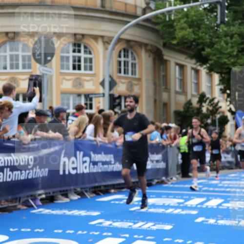 29.06.2025 - hella hamburg halbmarathon Strokosch-Dieckow http://msf.ph/oto/8229725 29.06.2025 10:32:36 Ziel 1707, 1990, 7965, 8062, 11877, 12987, 13199, 13961, 14293, 14908, 16619, 17117, 17151, 18135, 18562, 18563 meine-sportfotos.de