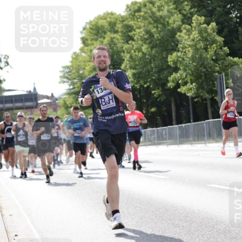 29.06.2025 - hella hamburg halbmarathon Jannik Wohlers http://msf.ph/oto/8229766 29.06.2025 09:52:06 Lombardsbrücke 1139, 1169, 1220, 1468, 1512, 3618, 3852, 4565, 4871, 4915, 5011, 6550, 7067, 7432, 7865, 7961, 8852, 9348, 10099, 10493, 10741, 10796, 11062, 11495, 11679, 11779, 12046, 12365, 12723, 12772, 13403, 13614, 14257, 14449, 14703, 14813, 15233, 15247, 15808, 15813, 16338, 16591, 16592, 17000, 17281, 17391, 17846, 17926, 18560, 18632, 18637, 18680, 18775, 18982 meine-sportfotos.de