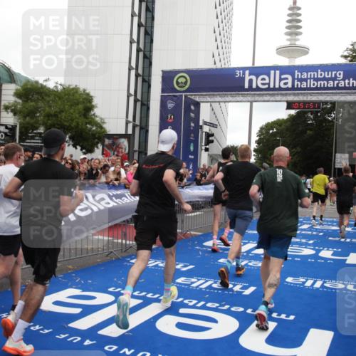 29.06.2025 - hella hamburg halbmarathon Michael Strokosch http://msf.ph/oto/8229772 29.06.2025 10:51:50 Ziel 2396, 6286, 7224, 8710, 8819, 9793, 12224, 15427, 15496, 15727, 15831, 15899, 16907, 17682, 19053 meine-sportfotos.de