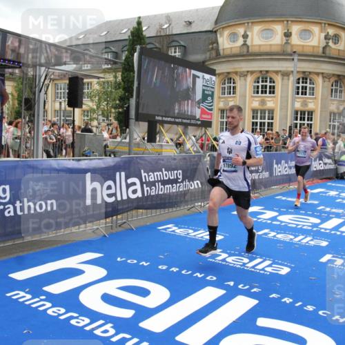 29.06.2025 - hella hamburg halbmarathon Michael Strokosch http://msf.ph/oto/8229778 29.06.2025 10:46:57 Ziel 1139, 1689, 4091, 13940, 14385, 14594, 16081, 17172, 17492, 17892, 17979, 19105 meine-sportfotos.de