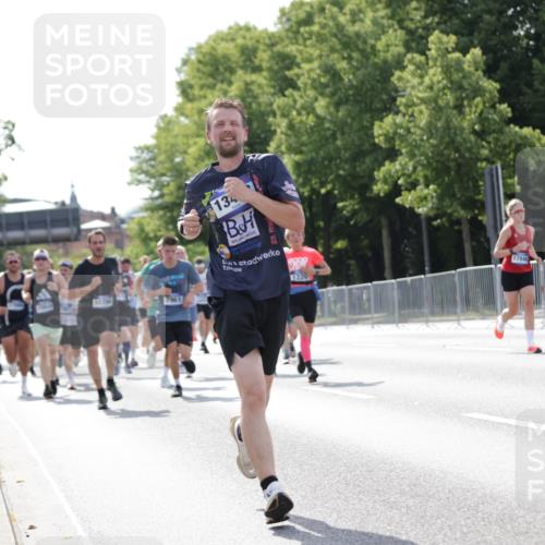 29.06.2025 - hella hamburg halbmarathon Jannik Wohlers http://msf.ph/oto/8229813 29.06.2025 09:52:06 Lombardsbrücke 1139, 1169, 1220, 1468, 1512, 3618, 3852, 4565, 4871, 4915, 5011, 6550, 7067, 7432, 7865, 7961, 8852, 9348, 10099, 10493, 10741, 10796, 11062, 11495, 11679, 11779, 12046, 12365, 12723, 12772, 13403, 13614, 14257, 14449, 14703, 14813, 15233, 15247, 15808, 15813, 16338, 16591, 16592, 17000, 17281, 17391, 17846, 17926, 18560, 18632, 18637, 18680, 18775, 18982 meine-sportfotos.de