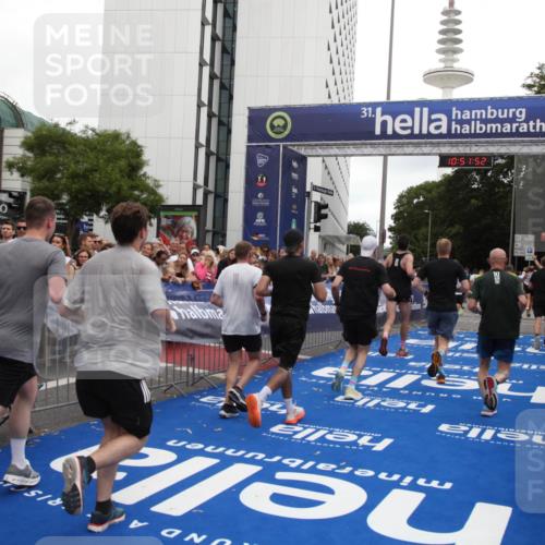 29.06.2025 - hella hamburg halbmarathon Michael Strokosch http://msf.ph/oto/8229819 29.06.2025 10:51:51 Ziel 2396, 6286, 7224, 8710, 8819, 9793, 9959, 12224, 15427, 15727, 15831, 15899, 16907, 17682, 19053, 19137 meine-sportfotos.de