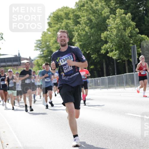 29.06.2025 - hella hamburg halbmarathon Jannik Wohlers http://msf.ph/oto/8229867 29.06.2025 09:52:06 Lombardsbrücke 1139, 1169, 1220, 1468, 1512, 3618, 3852, 4565, 4871, 4915, 5011, 6550, 7067, 7432, 7865, 7961, 8852, 9348, 10099, 10493, 10741, 10796, 11062, 11495, 11679, 11779, 12046, 12365, 12723, 12772, 13403, 13614, 14257, 14449, 14703, 14813, 15233, 15247, 15808, 15813, 16338, 16591, 16592, 17000, 17281, 17391, 17846, 17926, 18560, 18632, 18637, 18680, 18775, 18982 meine-sportfotos.de