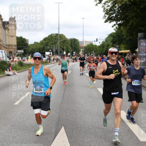 29.06.2025 - hella hamburg halbmarathon Yannick Fuchs http://msf.ph/oto/8229909 29.06.2025 10:33:52 20KM 1343, 1445, 1803, 2525, 2546, 3282, 3783, 4759, 6037, 6686, 6687, 7981, 8450, 8925, 8958, 9265, 11305, 11619, 12772, 13137, 13479, 13514, 13729, 14204, 14311, 14359, 15013, 15094, 15257, 15556, 15866, 15873, 15965, 16656, 16820, 17005, 17215, 17360, 18149, 18285, 18547, 18734 meine-sportfotos.de