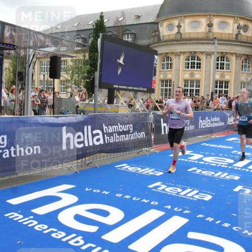 29.06.2025 - hella hamburg halbmarathon Michael Strokosch http://msf.ph/oto/8229920 29.06.2025 10:46:58 Ziel 1139, 1689, 4091, 13728, 14385, 14449, 14594, 16081, 17172, 17492, 17892, 17979, 19105 meine-sportfotos.de